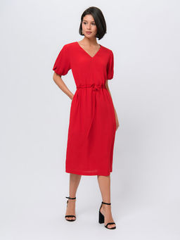 Платье красного цвета длины миди с пышными рукавами и глубоким вырезом