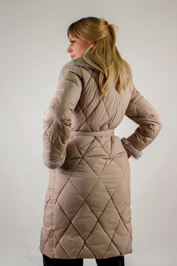 Стеганое пальто с меховой отделкой арт. 23153