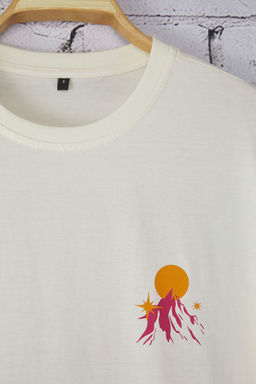 TRENDYOL MAN Ekru Oversize/Genis Kesim Dag S?rt Bask?l? %100 Pamuk T-Shirt TMNSS25TS00191 - Trendyolmilla фото 9