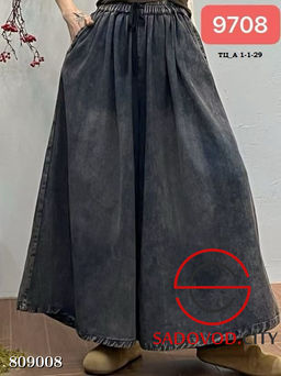 Женские джинсы с карманами, эластичной резинкой на талии и шнурком.