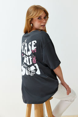 Antrasit On ve Arka Bask?l? Oversize/Genis Kal?p Bisiklet Yaka Orme T-Shirt TWOSS24TS00119