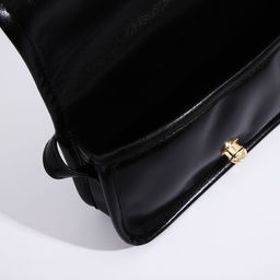 Сумка женская мессенджер на клапане, 23×6.5×12 см, чёрная