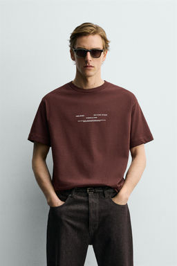 CAMISETA RELAXED FIT GR?FICO CUADRO / Burgundy