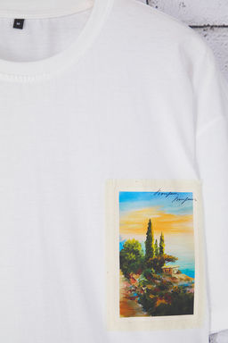 Trendyolmilla Man Beyaz Oversize/Genis Kesim Bisiklet Yaka Aplike Manzara Bask?l? T-Shirt TMNSS25TS00220  фото 7