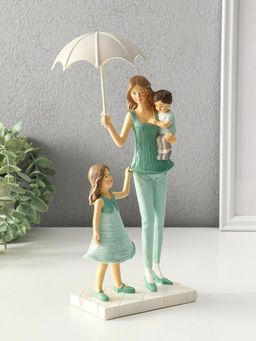 Сувенир полистоун "Мама с детьми в вязанных нарядах, под зонтом" 7,5х12,5х24 см