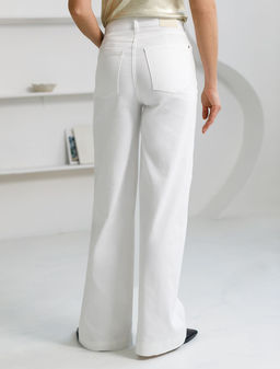 Широкие джинсы из облегченного денима