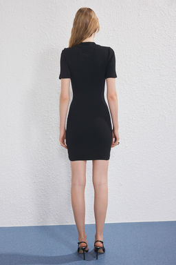 Trendyolmilla Siyah Duz Dugme Detayl? Dik Yaka Vucuda Oturan Fitilli Esnek Mini Orme Elbise TWOSS25EL00785  фото 5