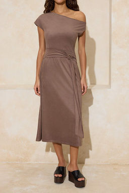 Kahverengi A-Kesim/Can Form Degaje Yaka Aksesuar Detayl? Midi Suet Orme Elbise TWOSS26EL00102