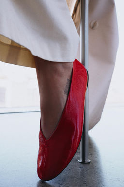 LEATHER BALLET FLATS - Zara фото 7