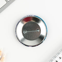 Цена за 10 шт. Значок закатной Аниме девушка в городе, d=5.6 см