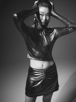 Top brillante con detalle girado