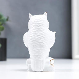 Сувенир керамика "Филин с книгой, на книгах" белый с золотом 12 см