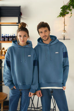 TRENDYOL MAN Gri Oversize/Genis Kesim Etiketli Renk Bloklu Ici Polarl? Sweatshirt TMNAW24SW00128