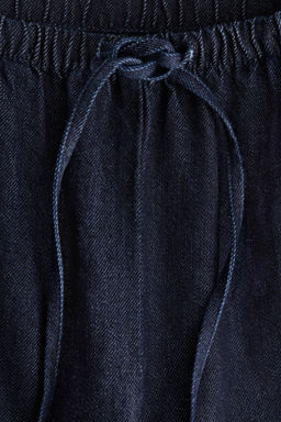 Pantal?n denim con cord?n de ajuste