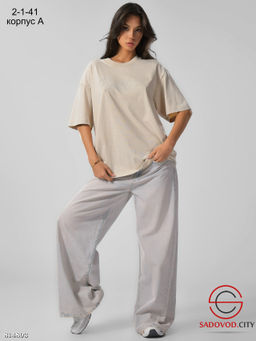 Женская футболка с эффектом варёнки и стильным принтом из страз