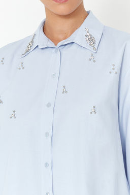 TRENDYOLMILLA Ac?k Mavi Onu Tas Detayl? Regular Normal Kal?p Dokuma Gomlek TWOSS24GO00069 фото 4