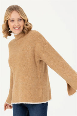 Женский свитер с высоким воротником песочного цвета