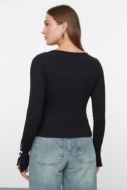 Trendyolmilla Siyah Fiyonk ve Cut Out Detayl? Bisiklet Yaka Slim/Vucuda Oturan Orme Bluz TWOAW25BZ00177