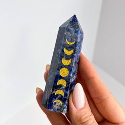 Кристалл Содалит с гравировкой "Лунный цикл"