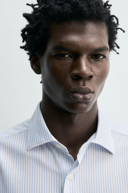 CAMISA REGULAR FIT / Blanco / Celeste