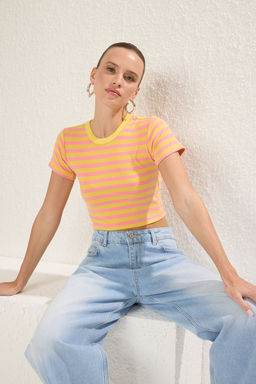 Trendyolmilla Premium Tas Ekru Cizgili Viskoz/Yumusak Kumas Crop Bisiklet Yaka Esnek Orme Bluz TWOSS23BZ00198 фото 18