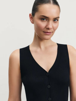 Укороченный жилет из вискозы с V-образным вырезом / Zarina  фото 6
