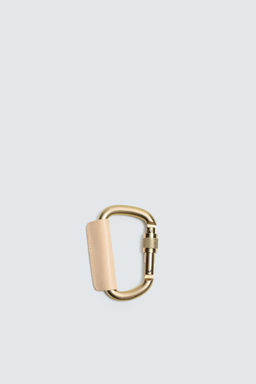 MOSQUET?N DETALLE PIEL AARON LEVINE X ZARA / Dorado
