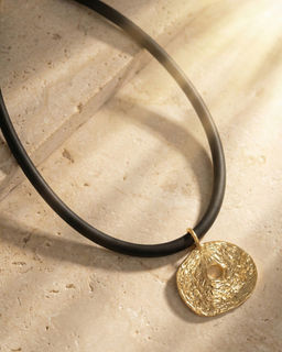 Кулон на шнурке