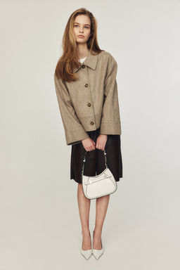 Bolso de hombro con trabilla decorativa