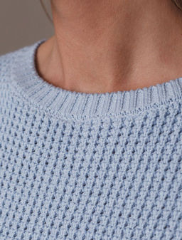 Укороченный джемпер с широкими рукавами рельефной вязки из хлопка с акрилом