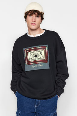 TRENDYOL MAN Siyah Oversize/Genis Kesim Uzun Kol Etnik Aplikeli Sweatshirt TMNAW24SW00170