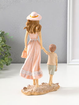Сувенир полистоун "Мама в розовом платье и шляпке гуляют с сыном по пляжу" 23,5 см