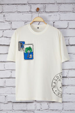 TRENDYOL MAN Ekru Oversize/Genis Kesim Tropikal Bask?l? %100 Pamuk T-Shirt TMNSS25TS00219