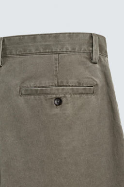 BERMUDA REGULAR FIT PLIEGUES / VERDE