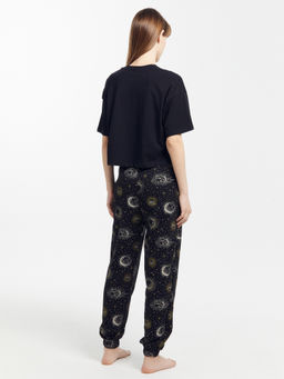 Комплект женский (футболка, брюки) черный с созвездиями черный +созвездия на черном 592432-1 - Mark formelle фото 3