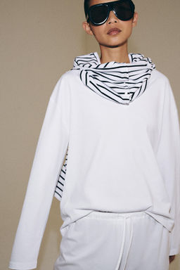CAMISETA ESCOTE PICO ALGOD?N / Blanco - Zara фото 4