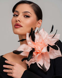 Брошь цветок искуcственный шёлк/Натуральные перья