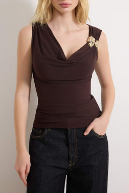 Kahverengi Fitted/Vucuda Oturan Degaje Yaka Aksesuar Detayl? Esnek Orme Bluz TWOSS26BZ00265 - Trendyolmilla фото 3