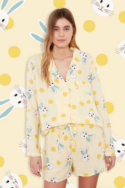 Trendyolmilla Sar? Tavsan Desenli Viskon Sortlu Dokuma Pijama Tak?m? THMSS21PT0302