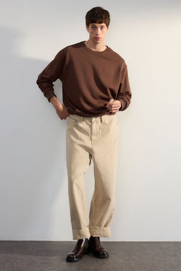 TRENDYOL MAN Gri Premium Bisiklet Yaka Oversize/Genis Kesim Yaz? Nak?sl? Diagonal Sweatshirt TMNAW24SW00039