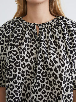 Ba?lamal? Yaka Leopar Desenli Bluz