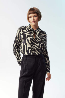 Блузка стандартного кроя с длинными рукавами и бантом