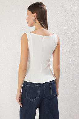 Trendyolmilla Beyaz Fitted Kare Yaka Peplum Dokuma Bluz TWOSS25BZ00497  фото 4