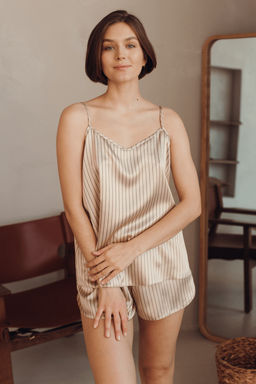 Кремовый комплект из атласа в полоску майка и шорты