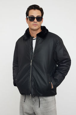 TRENDYOL MAN Siyah Regular Fit Kurk Yakal? K?sl?k Suni Deri Mont TMNAW25MO00020