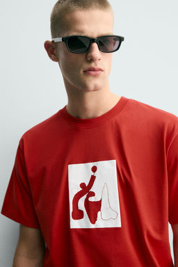 CAMISETA GR?FICO CONTRASTE / Blanco / Rojo