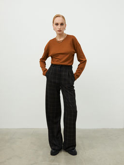 Темно-коричневые брюки в клетку