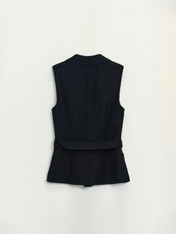 Приталенный жилет с поясом / Zarina