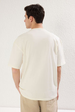 TRENDYOL MAN Ekru Unisex Oversize/Genis Kesim Kabar?k Istakoz Patchli K?sa Kol %100 Pamuk T-Shirt TMNSS25TS00029 - Trendyolmilla фото 2
