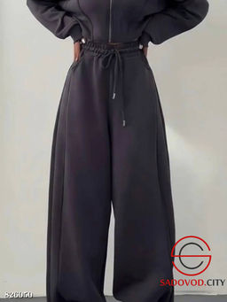 Спортивный женский костюм